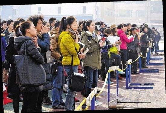 初試放榜后，報(bào)考北京電影學(xué)院表演學(xué)院的考生緊張地查看成績(jī)