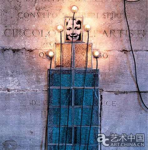 Christian Boltanski的作品，為兒童組織做的紀(jì)念碑裝置，1986 （照片，電燈，電線）