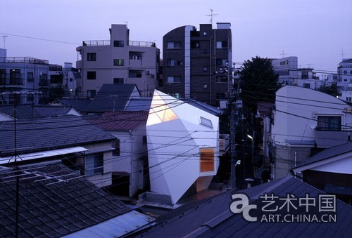 這個屋子名叫Reflection of Mineral，由團隊Atelier Tekuto 設(shè)計。雖然外形復(fù)雜，但它的功用卻是設(shè)計為住家使用。線條簡單、自然、平靜是Reflection of Mineral 追求的風(fēng)格。多邊形的設(shè)計靈感，來自礦物(Mineral)和他們的反射效果(Reflection)。