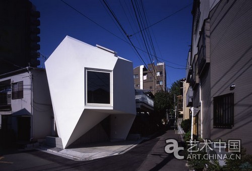 這個屋子名叫Reflection of Mineral，由團(tuán)隊Atelier Tekuto 設(shè)計。雖然外形復(fù)雜，但它的功用卻是設(shè)計為住家使用。線條簡單、自然、平靜是Reflection of Mineral 追求的風(fēng)格。多邊形的設(shè)計靈感，來自礦物(Mineral)和他們的反射效果(Reflection)。