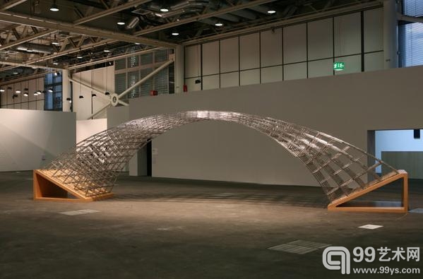 克里斯·伯登（Chris Burden）的巨型《弧橋》（Curved Bridge）