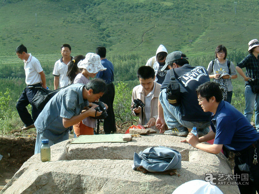 2007年，李靜杰、邱才楨老師帶學生赴內(nèi)蒙古東北考察，圖為遼祖陵發(fā)掘現(xiàn)場