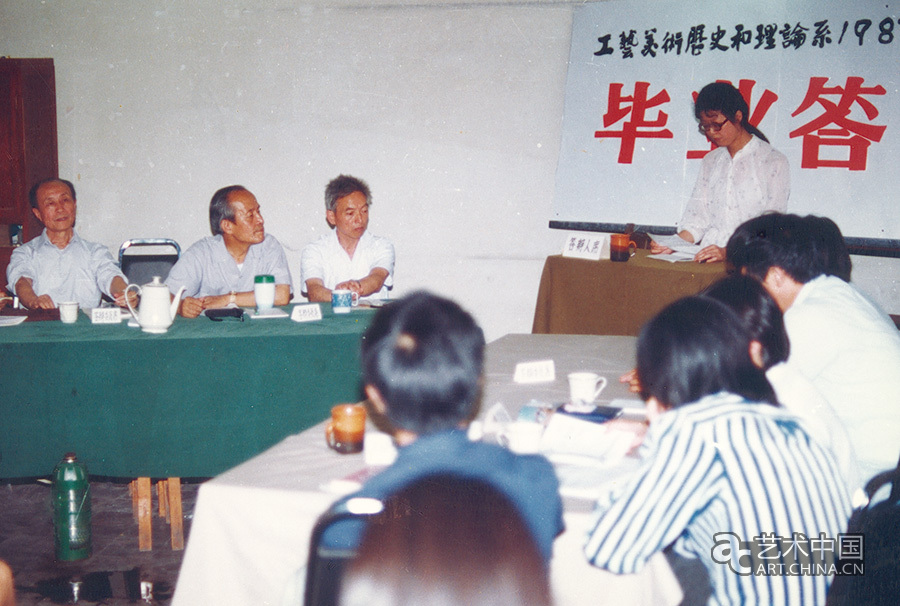 1987年7月，史論系本科畢業(yè)答辯場景，左起：尚愛松、葉喆民、田自秉