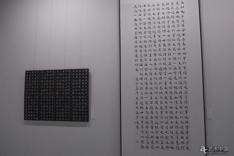 藝術(shù)家管峻作品《蘭亭序》（右）、《詩經(jīng)拓片》（左）.jpg