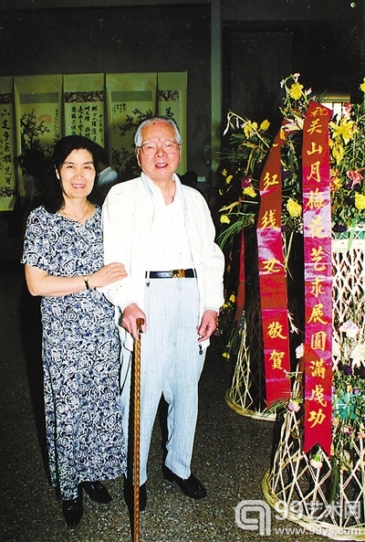 2000年關(guān)山月先生和女兒關(guān)怡在北京參加關(guān)山月梅花藝術(shù)展開幕式。