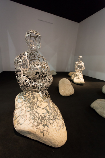 理查德·蓋里畫(huà)廊帶來(lái)的喬麥·普蘭薩（Jaume Plensa）裝置作品《島嶼》 李思明 圖