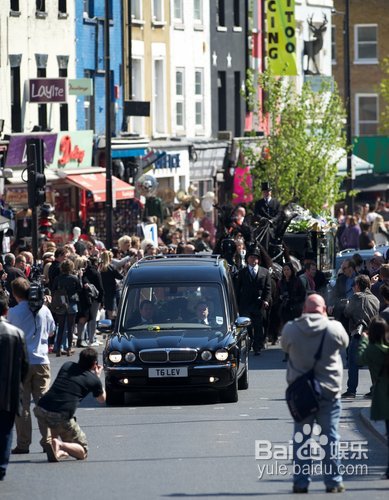 英朋克傳奇人物麥克拉倫去世 粉絲送別公交開專列