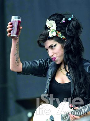 Amy Winehouse以標志性的蜂窩頭、發(fā)帶、粗黑上翹的眼線，先于Lady Gaga開創(chuàng)了“雷時尚”