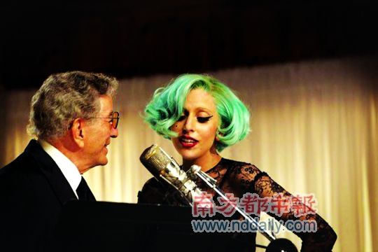 托尼·班尼頓(左)與LadyGaga(右)