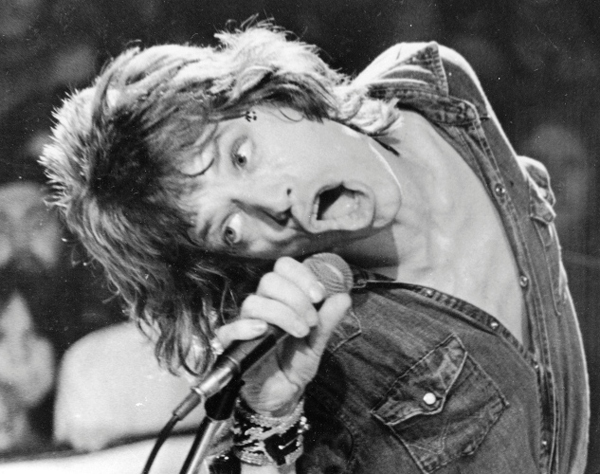 1972年，樂隊主唱米克 賈格（Mick Jagger）在演唱。