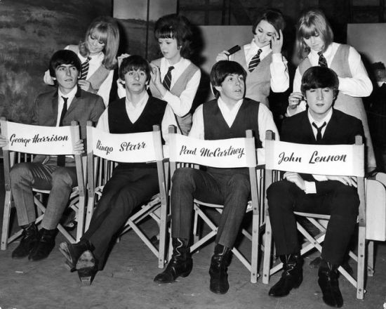 1964年3月13日，披頭士在拍攝電影《A HARD DAY’S NIGHT》間隙。披頭士身后是四位在片中飾演女學(xué)生的女演員。最左邊哈里森身后是模特Pattie Boyd，兩人因拍攝此片墜入愛河