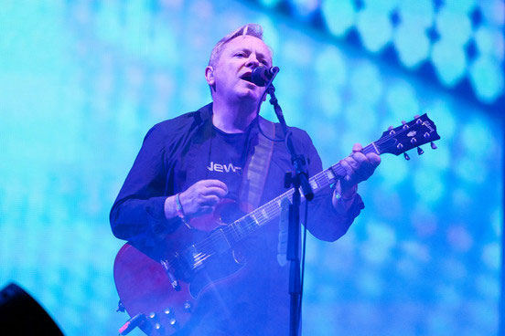 New Order主唱Bernard Sumner