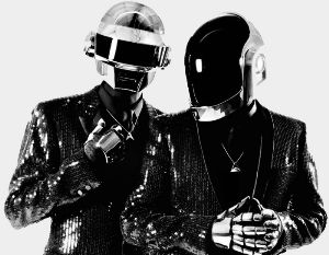 Daft Punk愛(ài)以頭盔造型出現(xiàn)，這也成了他們的標(biāo)志性LOGO