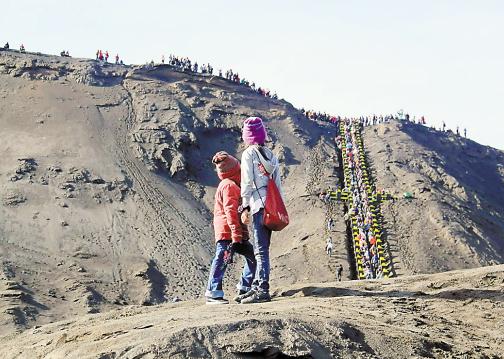 游客排隊(duì)上火山口