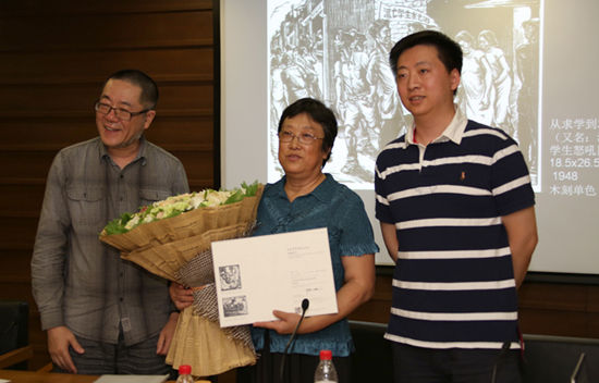 中央美術(shù)學(xué)院美術(shù)館館長(zhǎng)王璜生授予鄭野夫之女鄭子燕捐贈(zèng)證書(shū)